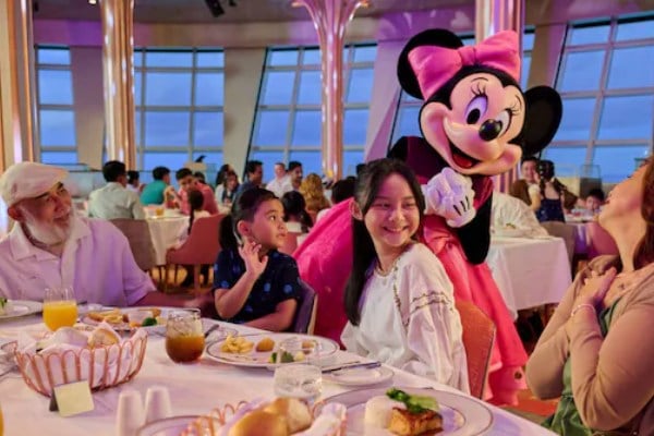 Hollywood Spotlight Club cruise highlight