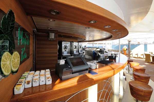 Piranha Bar cruise highlight