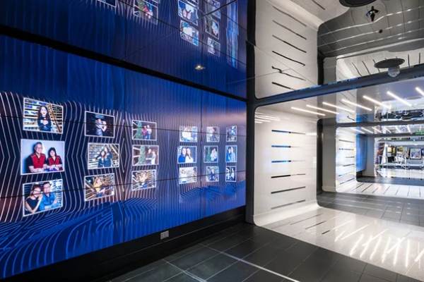 Immersive Gallery cruise highlight