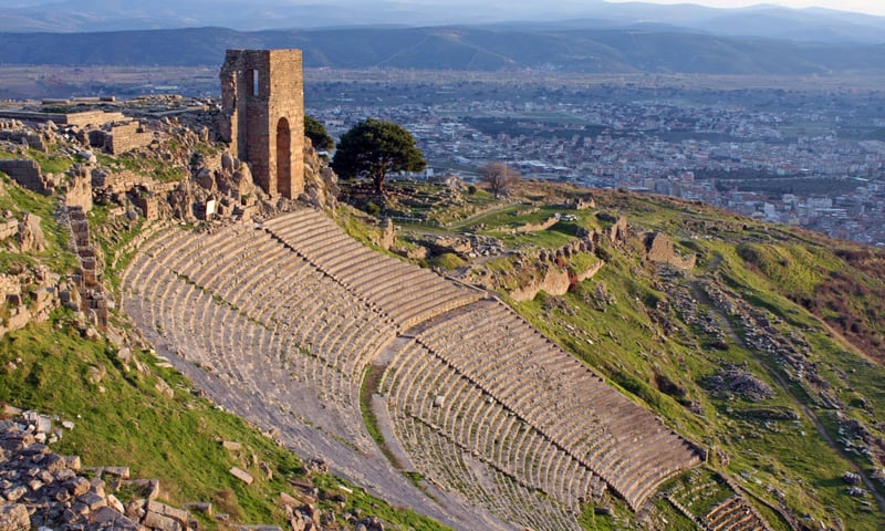 Tour the magnificent ancient ruins of Pergamon, Türkiye.