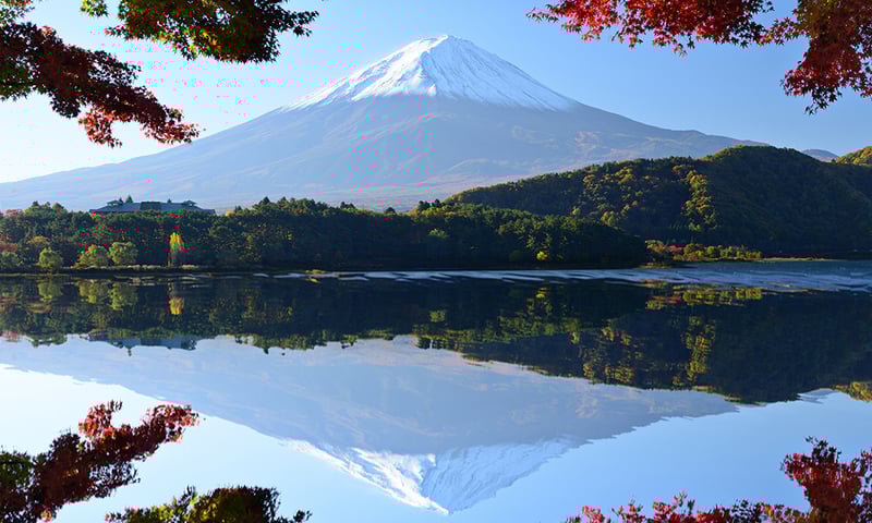 See the natural beauty and magical reflections of Lake Kawaguchiko, Japan.