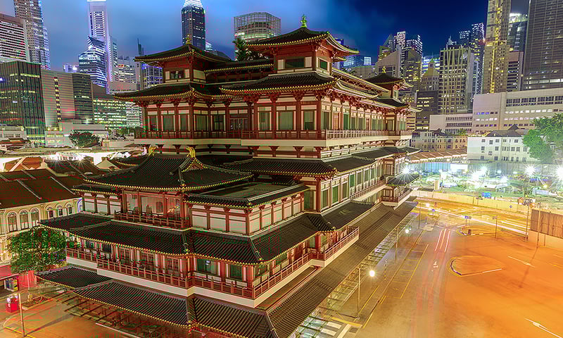 Admire the Buddha Tooth Relic Temple in Singapore's Chinatown