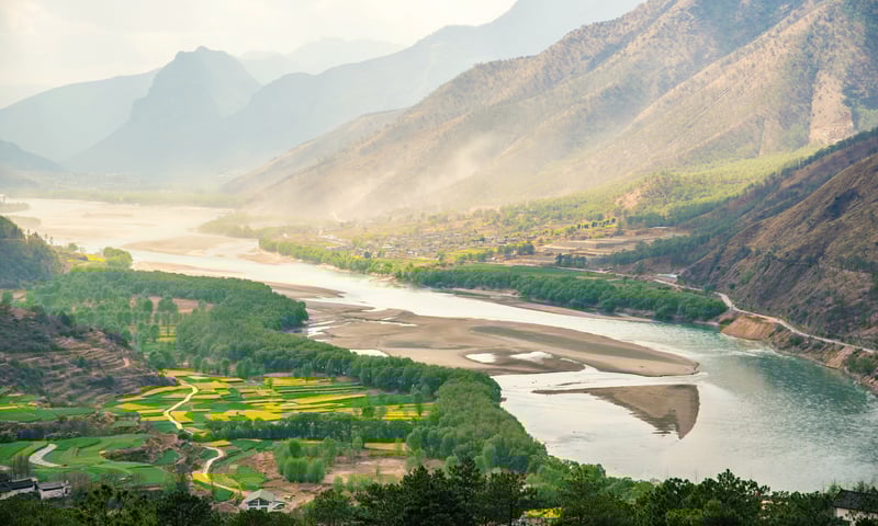 Enjoy scenic cruising for 4 nights along the Yangtze River, China.
