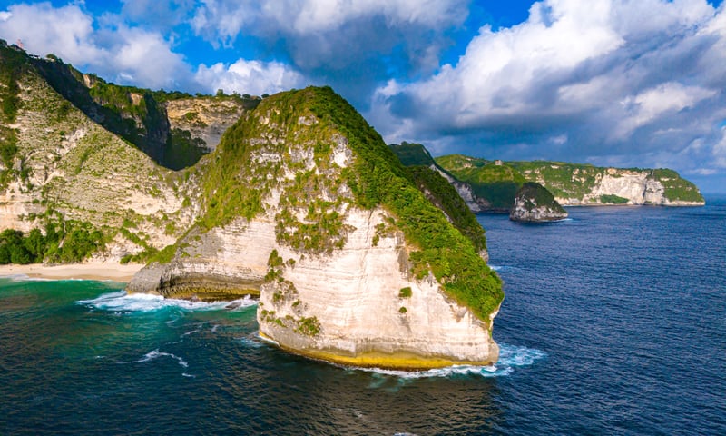 The Insta-famous Kelingking Cliff in Nusa Penida Island.