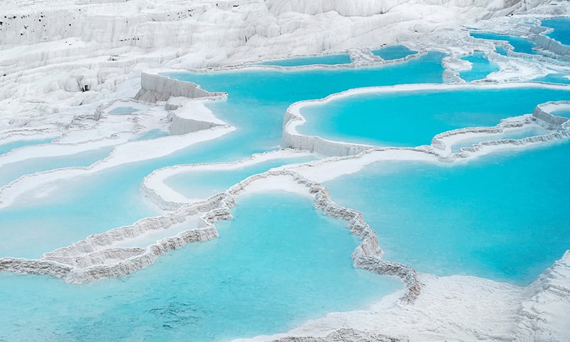 Admire the 'Cotton Castle' calcium terraces in Pamukkale, Türkiye.