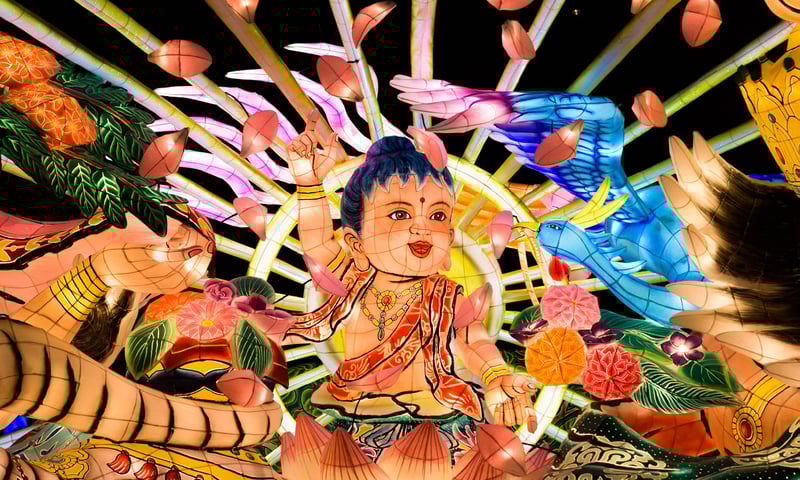 Feel the rhythm of flutes and drums as Haneto dancers celebrate Aomori's Nebuta Festival.