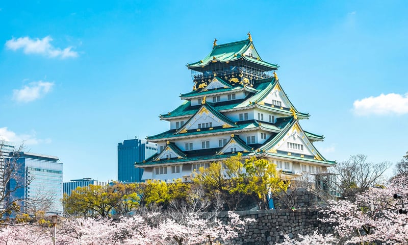 Use your leisure time to explore Osaka Castle, an historic  relic of the shogun-era.