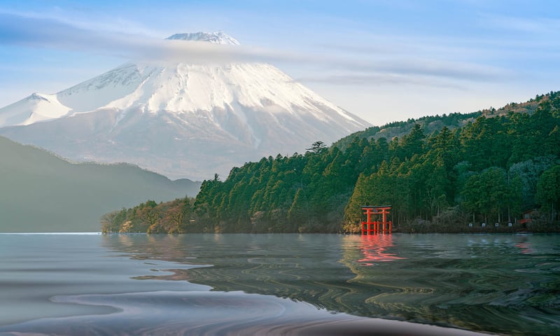 Immerse yourself in views of Mount Fuji and the natural surrounds of Lake Ashinoko.