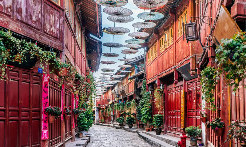 Step into ancient streets and culture in this 10-day Yunnan tour.