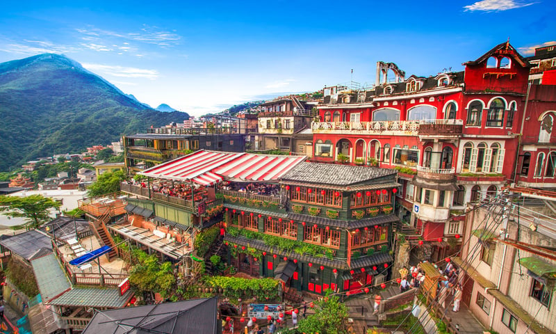 See the traditional teahouses in Jiufen, Taipei.