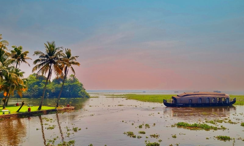 Spend leisure time in Kumarakon Village, on the Vembanad Lake, Kerala, India (Itinerary 2).