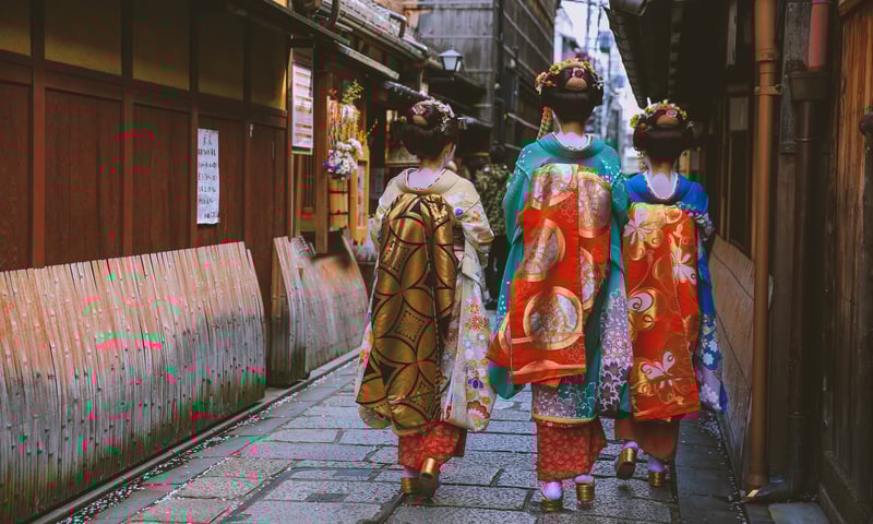 Maikos (geisha apprentices) walking the streets of Kyoto, Japan.