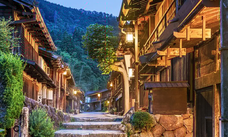 Discover the historic Edo Period architecture in the towns of Narai-juku and Tsumago-juku.
