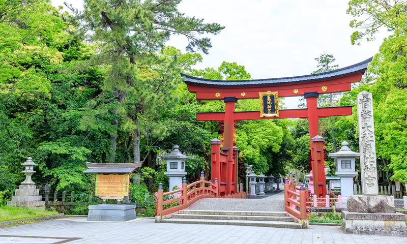 Explore the history of Tsuruga's impressive Kehi-jingu Shrine, Itinerary 4 only.