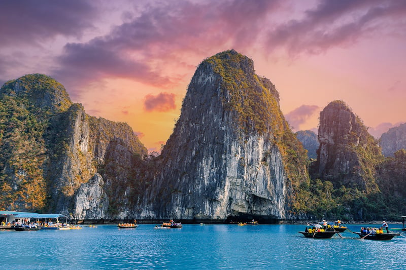 Choose itinerary 2 to enjoy an overnight cruise among the towering karsts of Ha Long Bay.