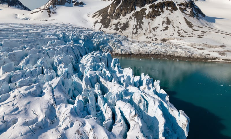 Monacobreen is a large and active glacier that flows into Liefdefjorden.