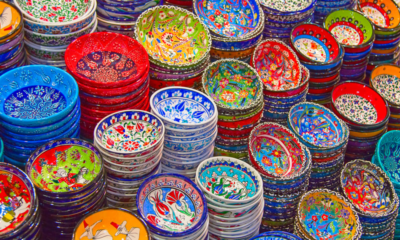 Explore the bright colours of the Spice Bazaar in Istanbul, Türkiye.