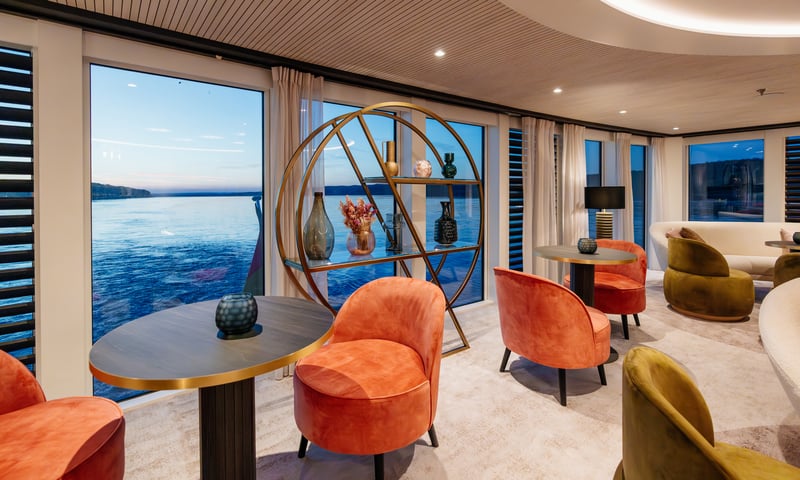 Find a comfortable chair and listen to jazz or drink a glass of wine at Amadeus Club.