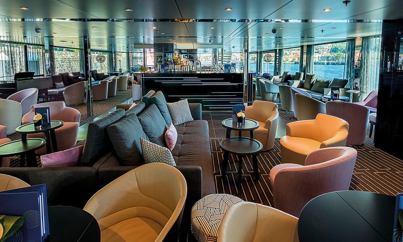 Unwind in the Horizon Lounge and Bar after a day of sightseeing.