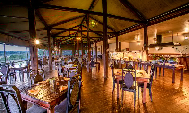 Buffet breakfasts, authentic African cuisine and bush-style braai are served at Nkambeni.