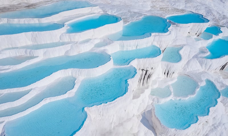 Marvel at the cotton castle of Pamukkale, Türkiye.