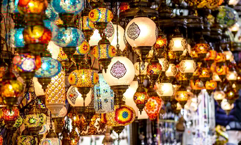 Shop for colourful souvenirs at the Spice Bazaar in Istanbul, Türkiye.