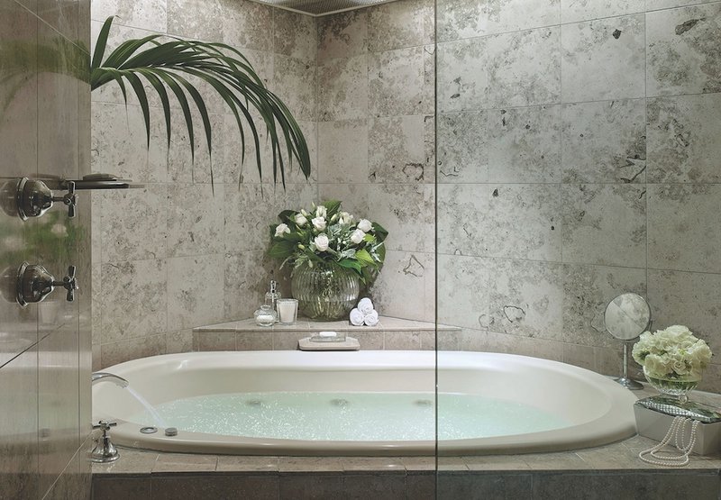 Deep soaking bathtub