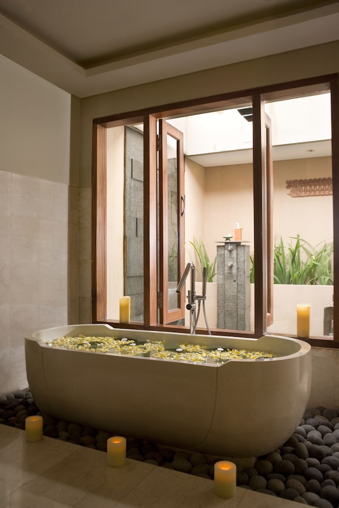 Deep soaking bathtub