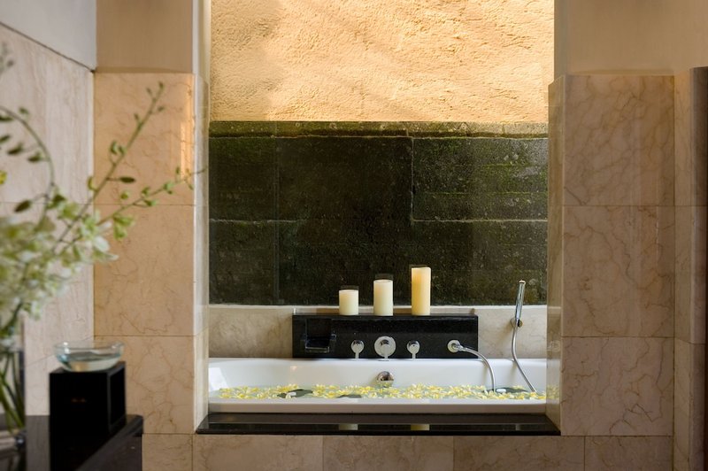 Deep soaking bathtub