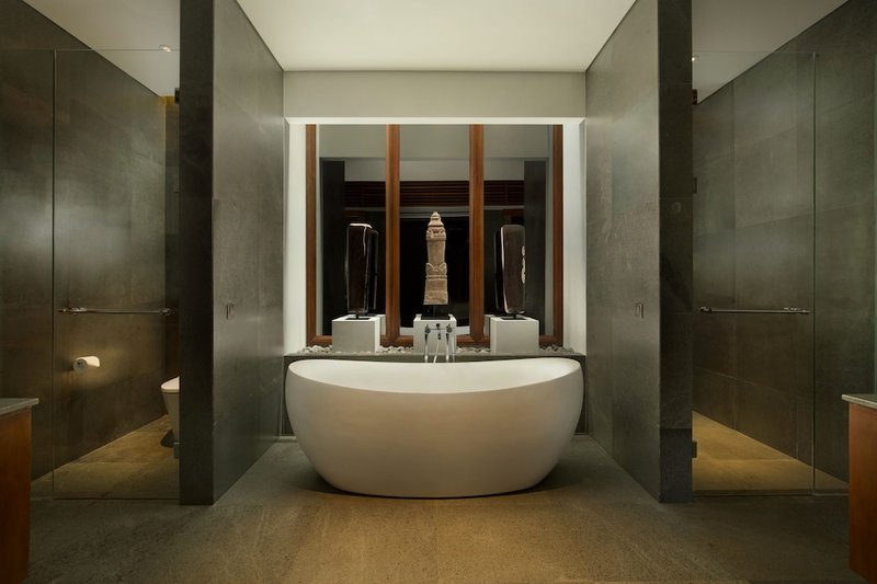 Deep soaking bathtub