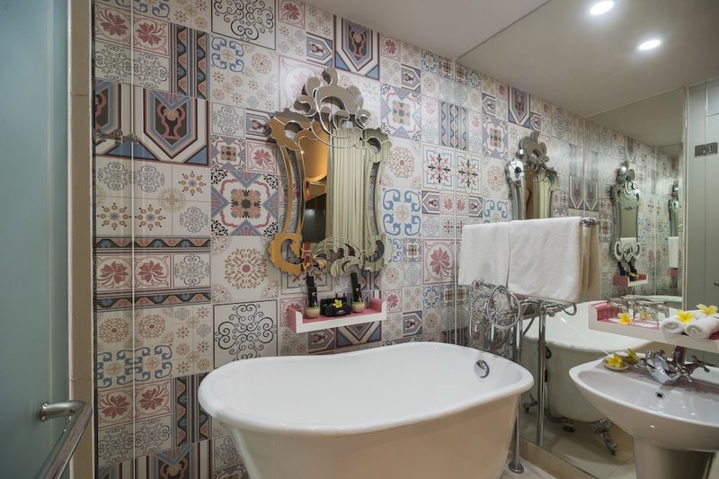 Deep soaking bathtub