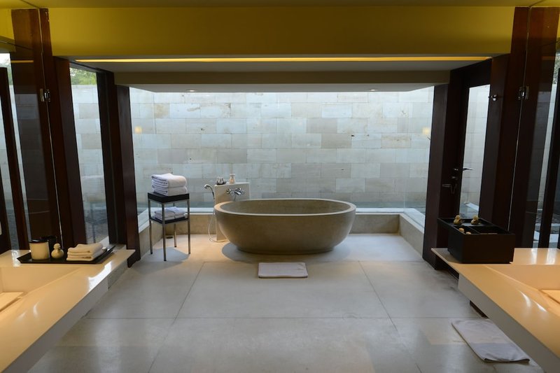 Deep soaking bathtub