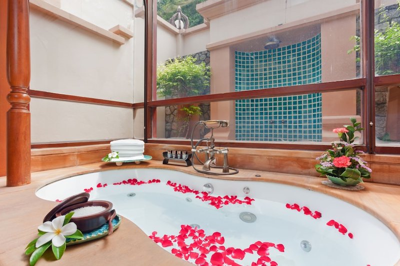 Jetted tub