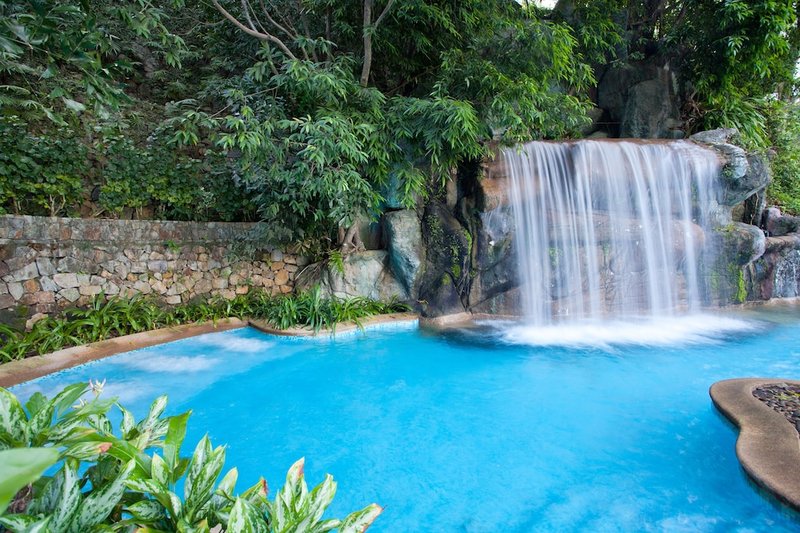 Pool waterfall
