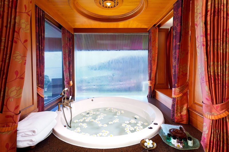 Jetted tub