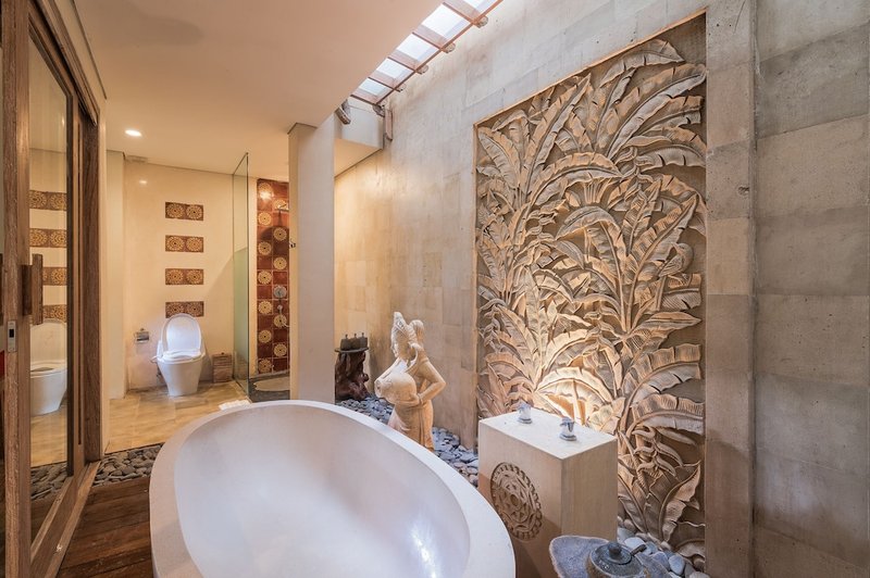 Deep soaking bathtub