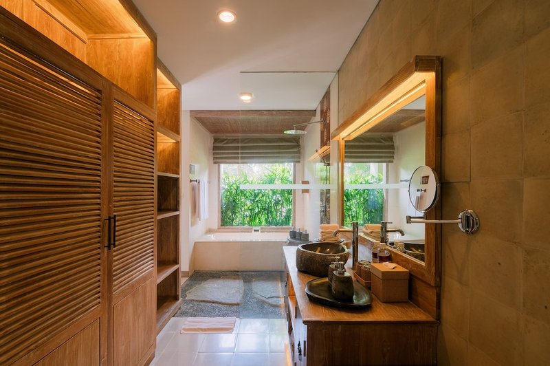 Deep soaking bathtub