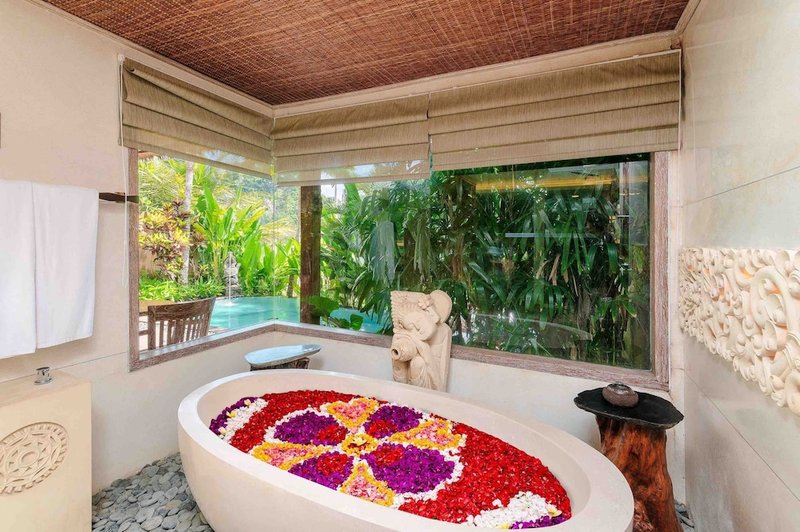 Deep soaking bathtub