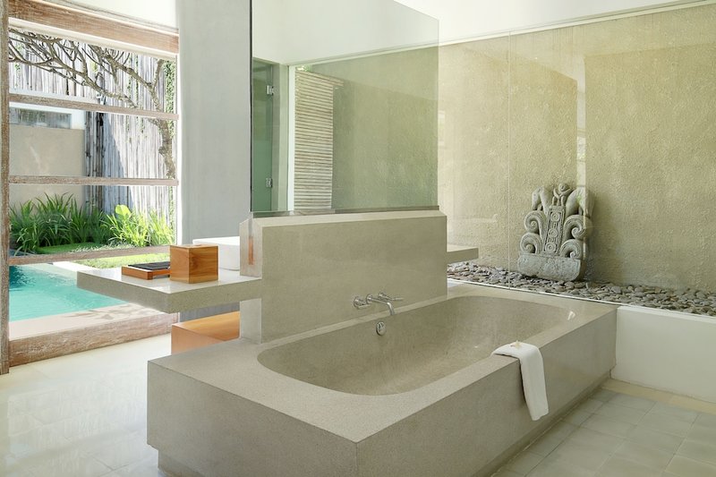 Deep soaking bathtub