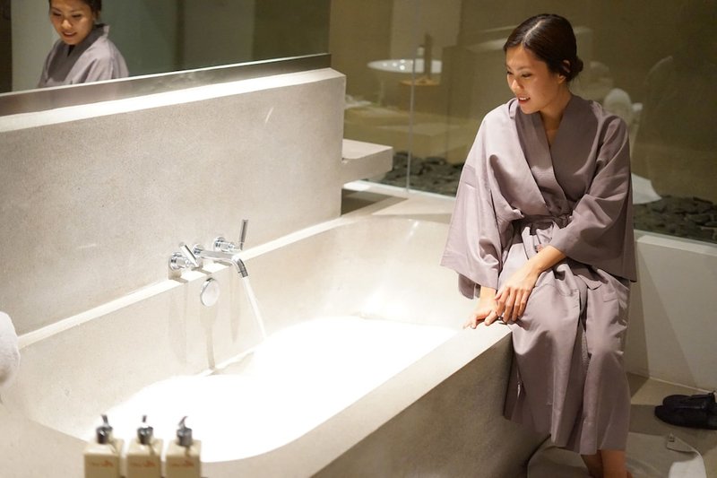 Deep soaking bathtub