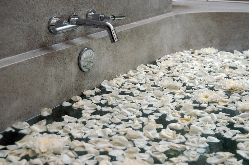 Deep soaking bathtub