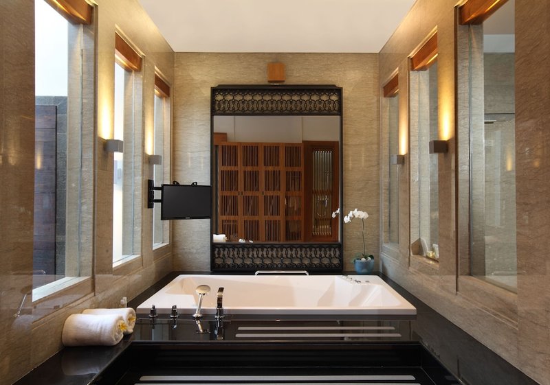 Deep soaking bathtub