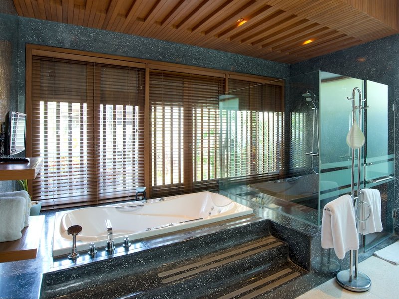 Deep soaking bathtub