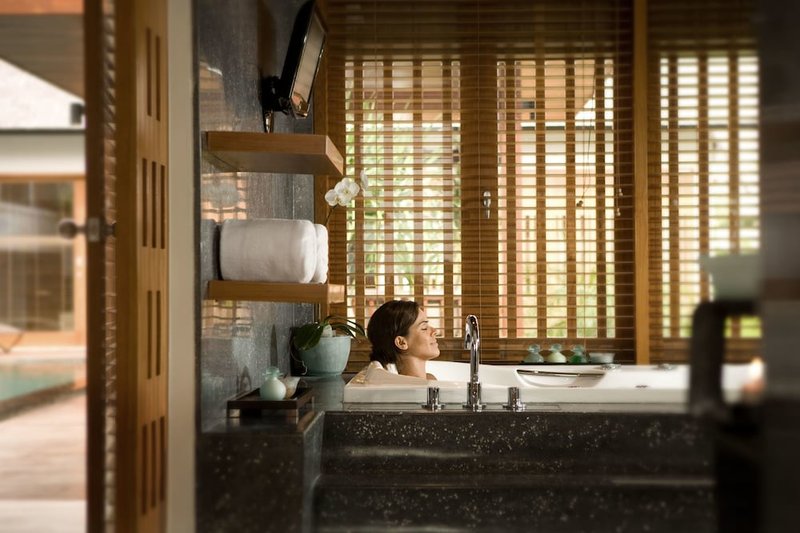 Deep soaking bathtub