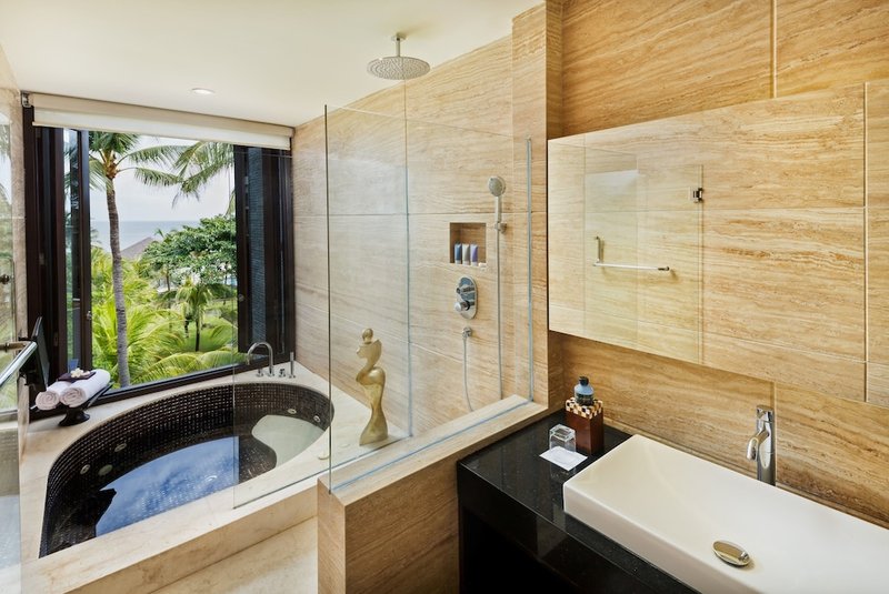 Deep soaking bathtub