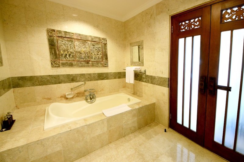 Deep soaking bathtub