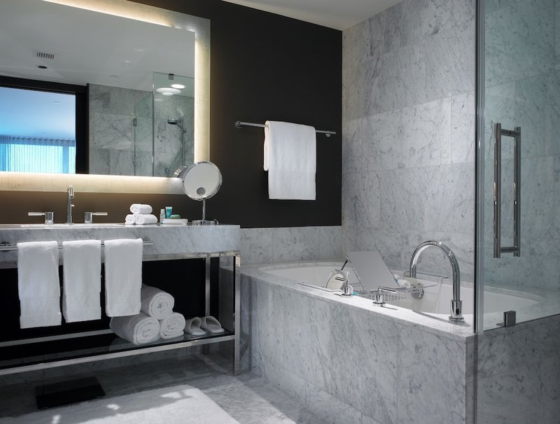 Deep soaking bathtub