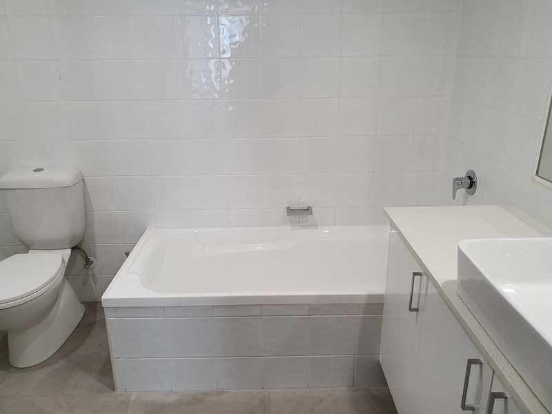 Deep soaking bathtub