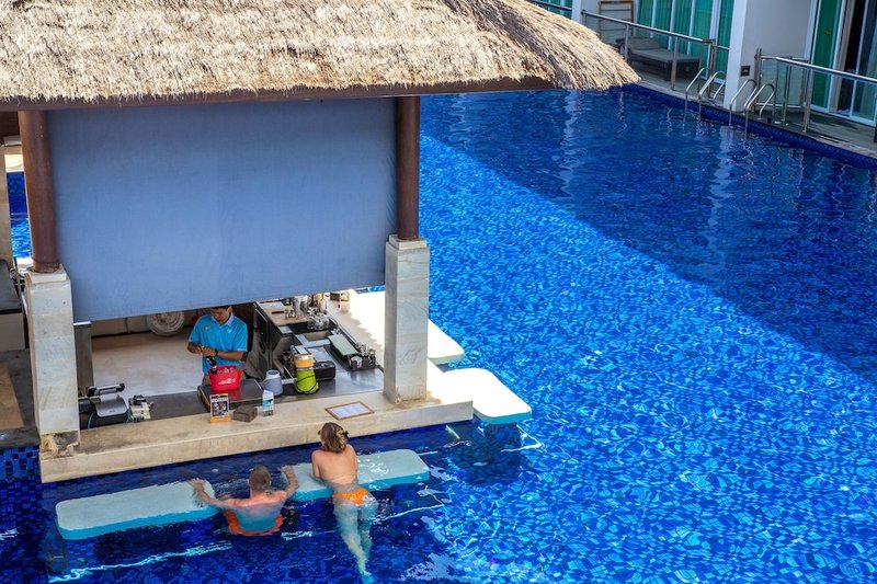 Swim-up bar